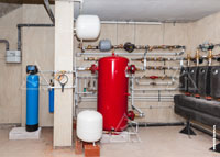 Фото системы водоочистки и водоподготовки (слева) для системы холодоснабжения (справа)