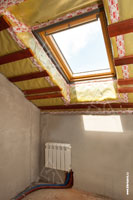 Фото смонтированного панельного радиатора под окном для отопления дома