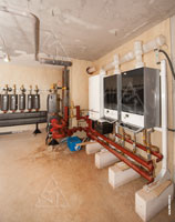 Фото рабочих процессов монтажа котельной: распределительная гребенка отопления, бак нейтрализации, 3 конденсационных котла Buderus