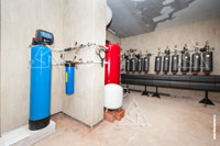 Фото выполненного монтажа оборудования водоподготовки и очистки воды в техническом помещении котельной