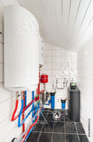 Фото котельного оборудования и системы водоподготовки в техническом помещении дома