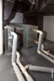 К охладителю и калориферу вентиляционной установки подведены трубы