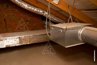 Кроме вентиляционных установок, в системе вентиляции загородного дома работают канальные вентиляторы