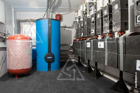 Расширительный бак системы отопления и бойлер горячего водоснабжения