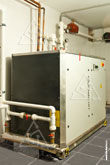 Чиллер CIAT готовит холодную воду для системы вентиляции и кондиционирования. Слева перед ним стоит уф-лампа для обеззараживания воды (входит в систему водоочистки)