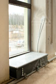 Фото конвектора отопления под окном перед заливкой бетоном и отделочными работами