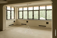 В помещениях загородного дома под окнами для отопления и охлаждения установлены фасадные системы Primo. Традиционных радиаторов нет
