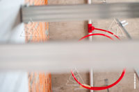 Фото пластиковой трубки аспирационной системы для забора воздуха на потолке
