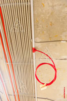 Фото смонтированных линий электроснабжения и трубопровода аспирационной системы на потолке