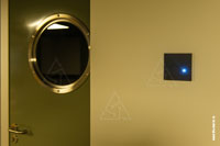 Фото 1-кнопочного выключателя CJC Systems серии Lola Flatline в подсобном помещении загородного дома