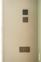 Фото термостата Thermokon LCF Touch, 1-кнопочного и 6-кнопочного выключателя CJC Systems серии Lola Flatline со светодиодами