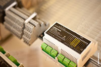 Фото блока питания Crestron на DIN-рейке в слаботочном электрическом щите
