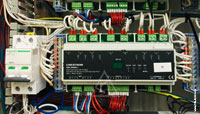 Фото оборудования Schneider Electric и Crestron для управления освещением