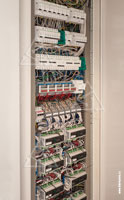 Фото смонтированных в щите автоматики реле Schneider Electric и модулей Crestron на DIN-рейках