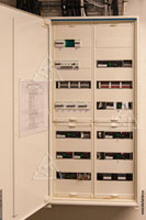 Фото смонтированного распределительного электрического щита для слаботочных систем, электроснабжения и освещения на базе оборудования Crestron и Schneider Electric