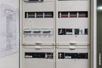 Электрические реле Schneider Electric и модули Crestron для управления конвекторами и освещением в загородном доме