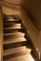Фото выполненного монтажа источников освещения для подсветки лестницы в загородном доме