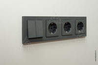 Фото монтажа электроустановочной рамки Gira на 4 поста: 2-х клавишный выключатель и 3 розетки