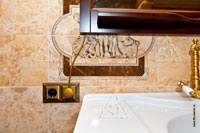 Фото установленных электрических розеток в ванной комнате загородного дома