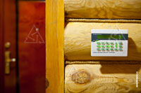 Фото панели управления системы Napco, серии GEMINI на входе в дом