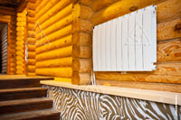 Фото панельного радиатора отопления на лестничном пролете деревянного дома