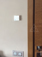 Фото автоматики Swegon Luna для управления климатом и электровыключателей на стене в помещении