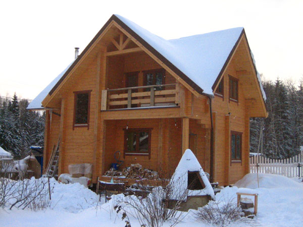 Фото фасада деревянного загородного дома в Подмосковье