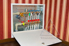 Коллекторный шкаф радиаторного отопления с клапаном гидравлической увязки Oventrop
