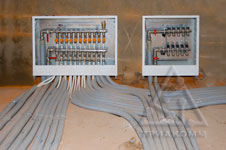 Слева — коллекторная группа системы отопления фирмы Oventrop, справа — коллекторная группа «теплых полов» Oventrop с расходомерами без подключенных контуров