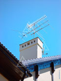Телевизионные антенны эфирного телевидения на крыше загородного дома