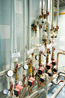 Трубопроводы и арматура распределительной гребенки системы отопления и горячего водоснабжения