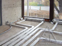 Воздуховоды в полу на этапе строительства офиса (для подачи теплого или охлажденного воздуха)