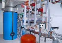 Распределительная гребенка системы отопления и напольный водонагреватель Buderus Logalux SU