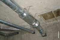 Фото смонтированных приточного вентилятора и шумоглушителя с воздуховодами