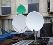Параболические антенны спутникового телевидения на крыше ресторана